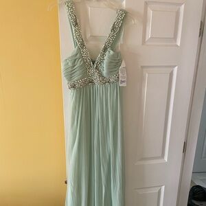 New prom dress with tags